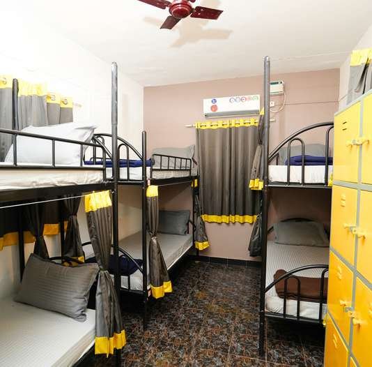 Six-bed mixed dormitory at Lost Paradise